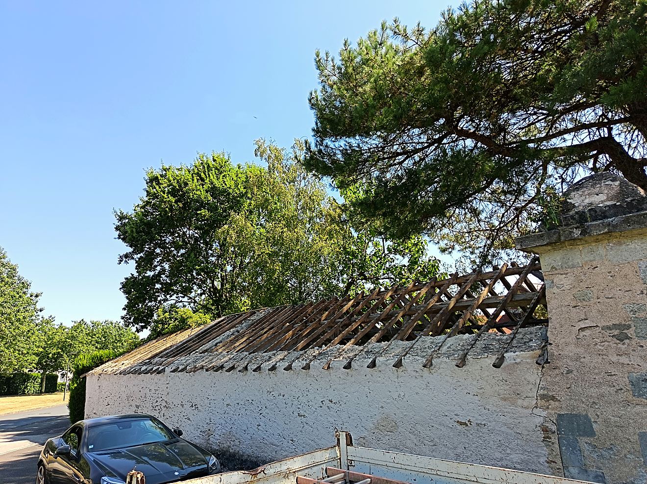 Sur une bâtisse ancienne du bourg