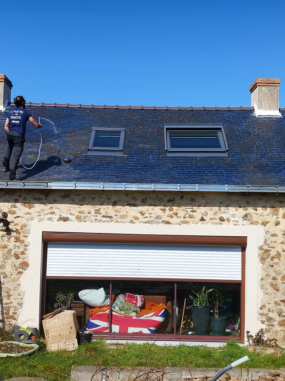 Pose de la gouttière après reprise de charpente, avec un traitement anti-mousse