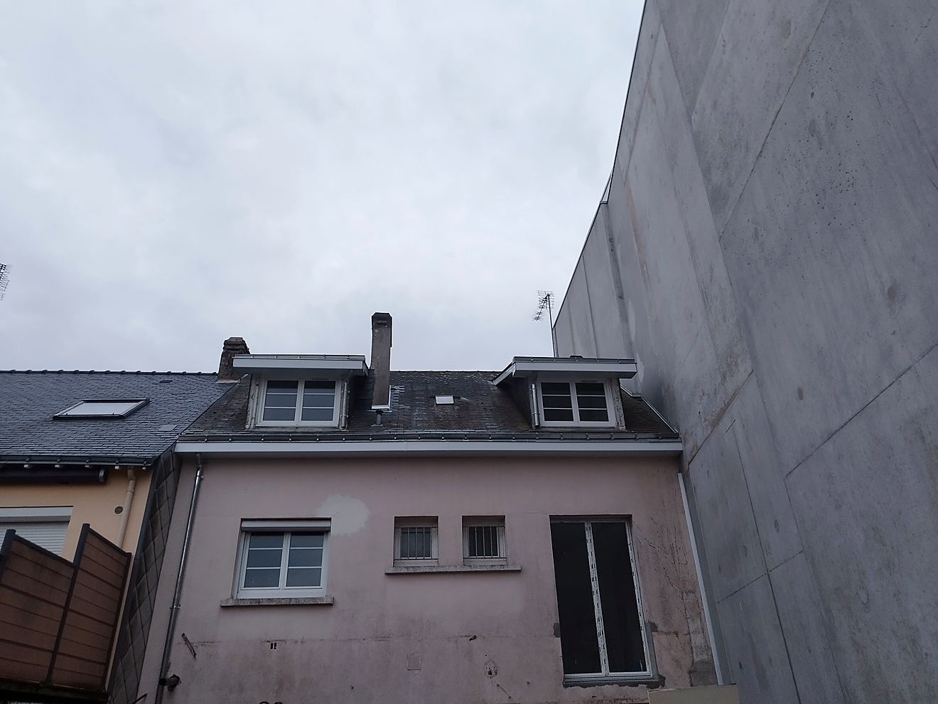 La façade et sa lucarne, après reprise