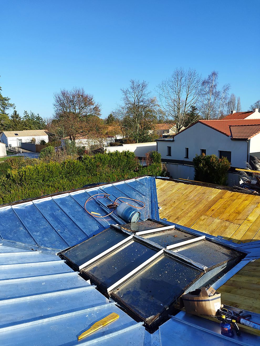 La toiture-terrasse en zinc et ses vitrages