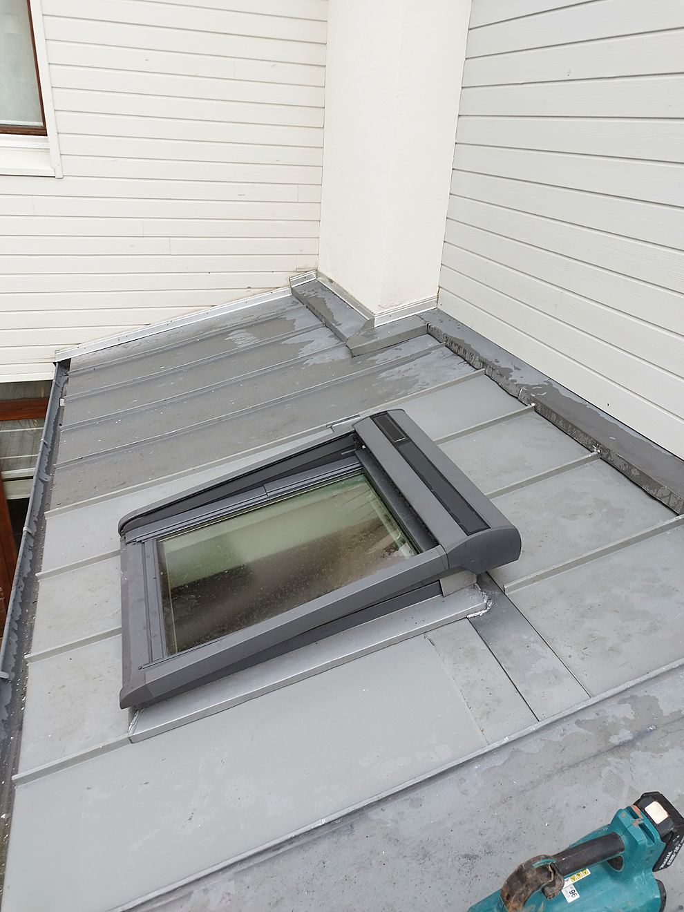 Remplacement d'un Velux sur une toiture-terrasse à joint debout existante