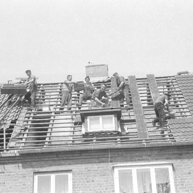 Couvreurs sur un toit, photographie d'archive en noir et blanc