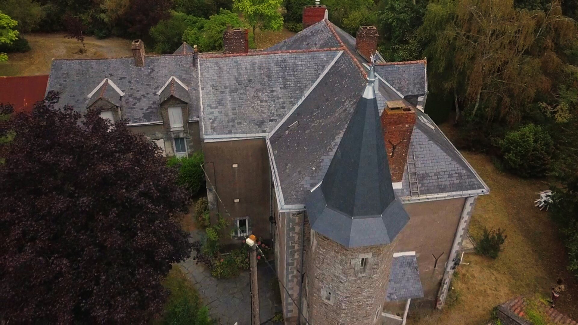 Demeure de caractère et sa tourelle restaurée en ardoise naturelle, vue du ciel — vignoble nantais